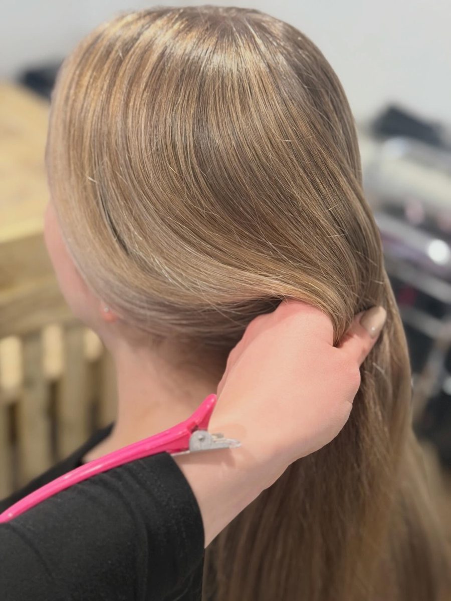 Kühles Blond mit Strähnen
